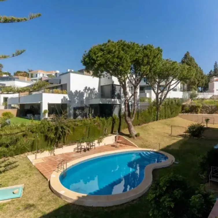 Продажа дома на две семьи в Marbella