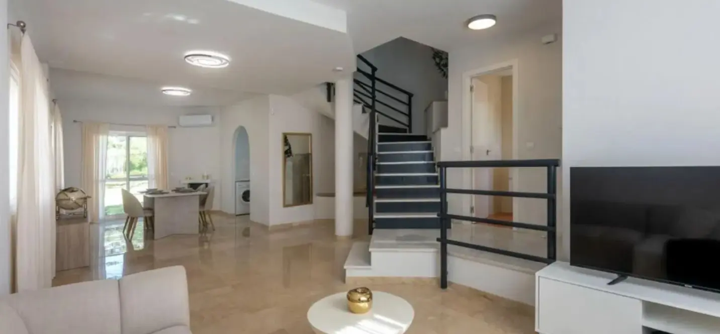 Продажа дома на две семьи в Marbella 4