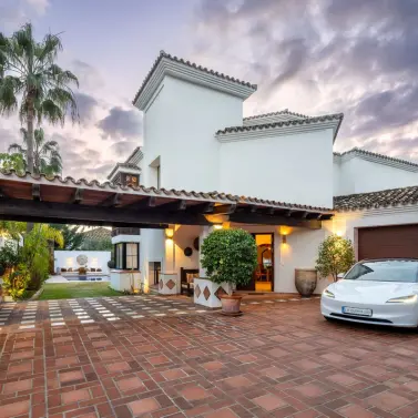 Sale of detached villa in Benahavís