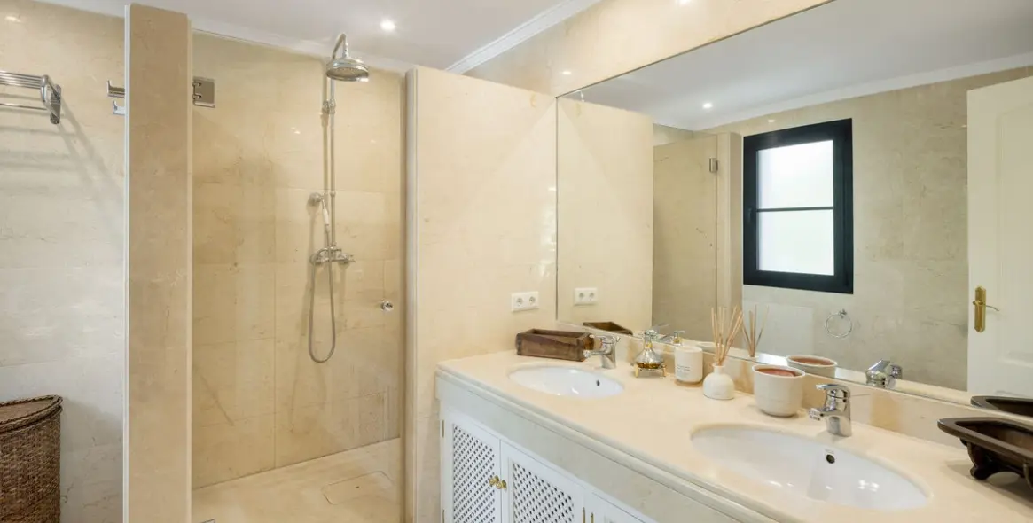 Sale of detached villa in Benahavís 12