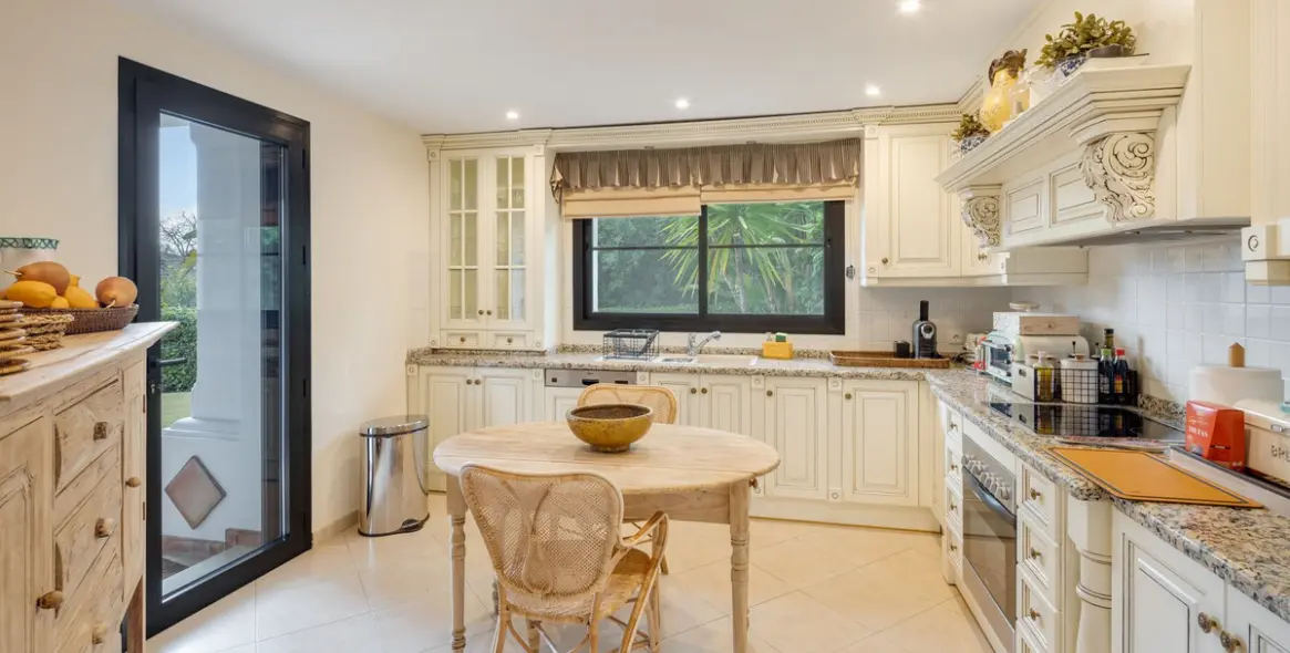 Sale of detached villa in Benahavís 17