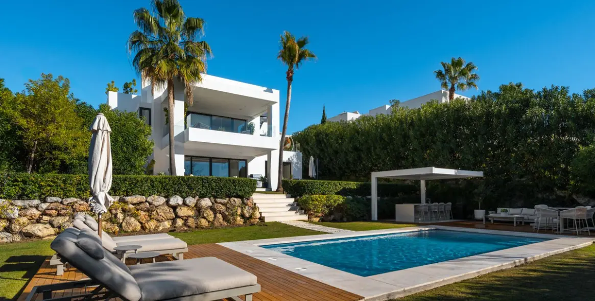 Продажа  отдельно стоящей виллы в Nueva Andalucía 2