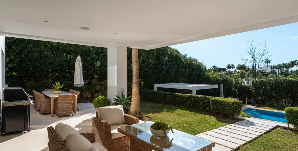 Sale of detached villa in Nueva Andalucía 27