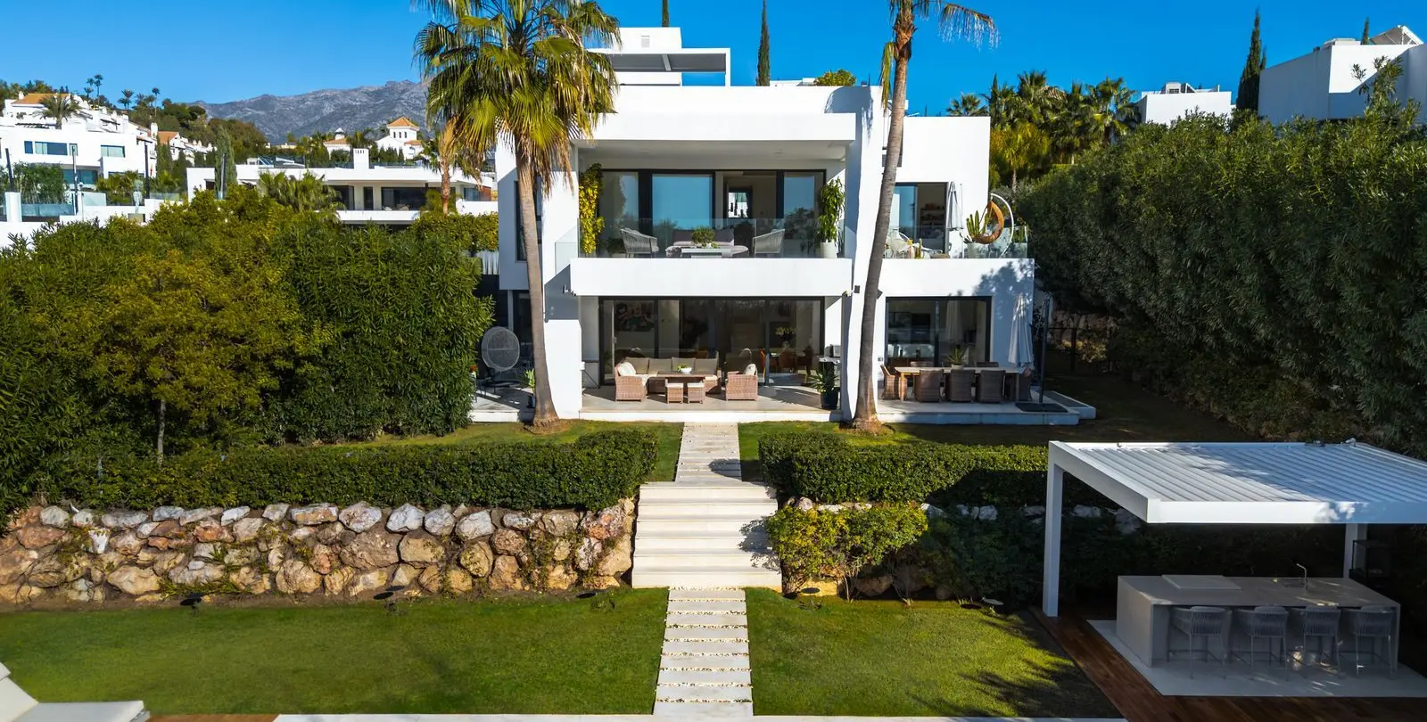 Sale of detached villa in Nueva Andalucía 1