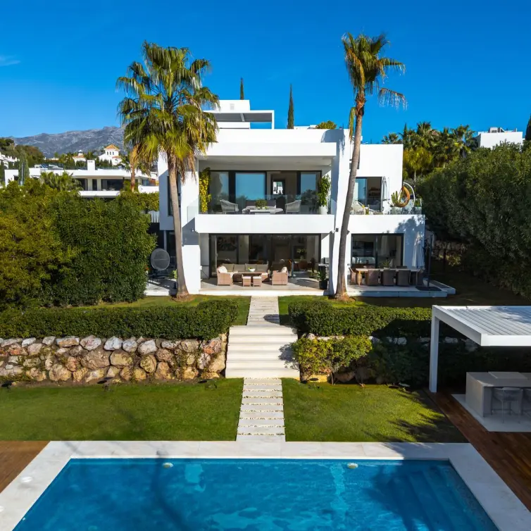 Sale of detached villa in Nueva Andalucía