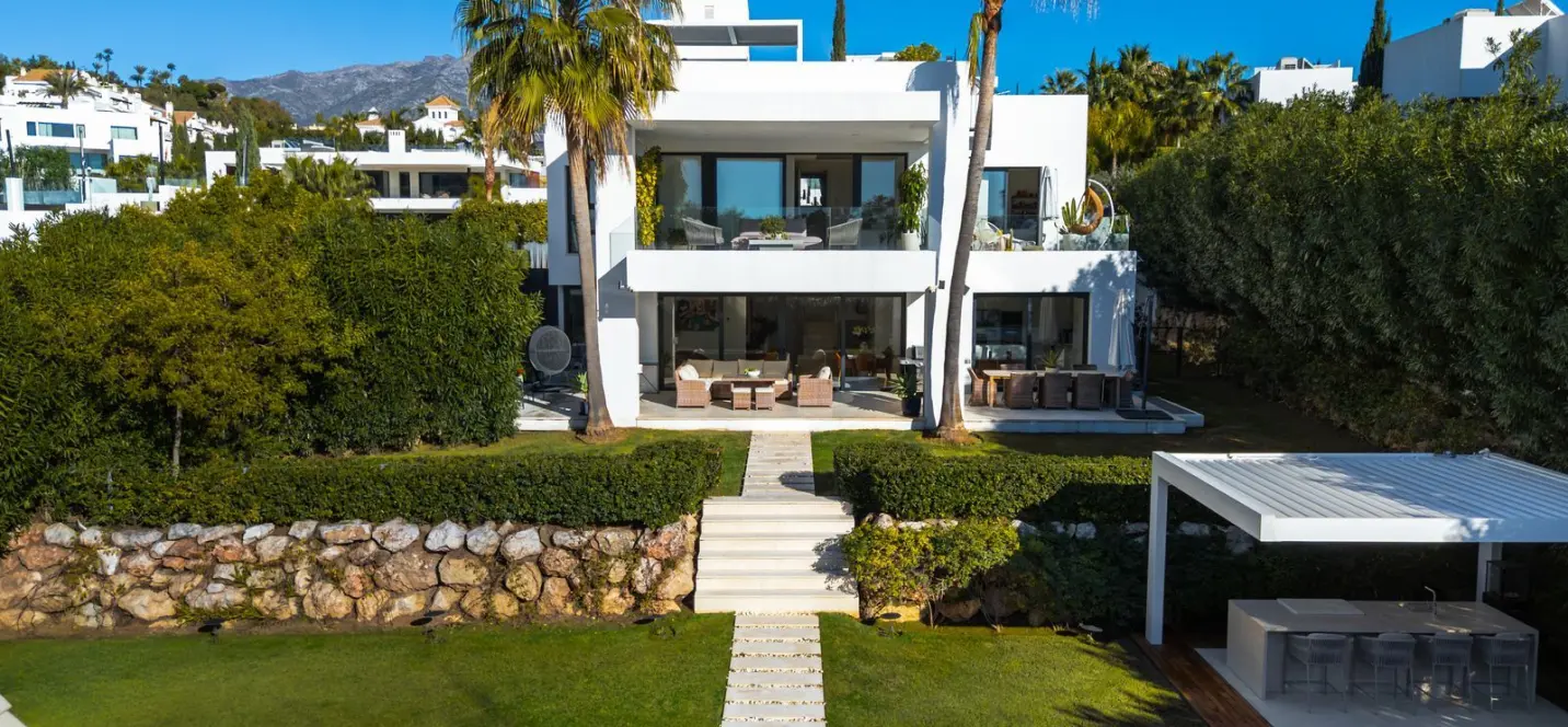 Sale of detached villa in Nueva Andalucía 0