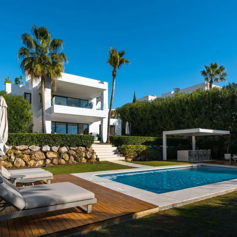 Sale of detached villa in Nueva Andalucía