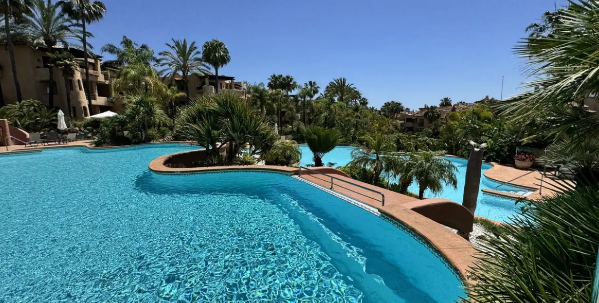 Sale of middle floor apartment in Sierra Blanca 3