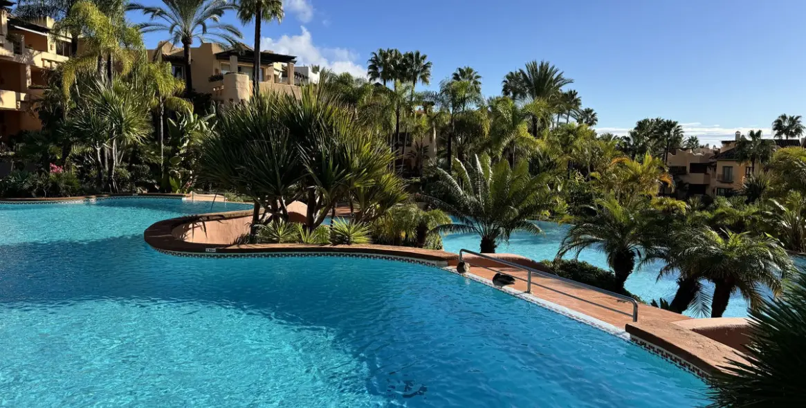 Sale of middle floor apartment in Sierra Blanca 6