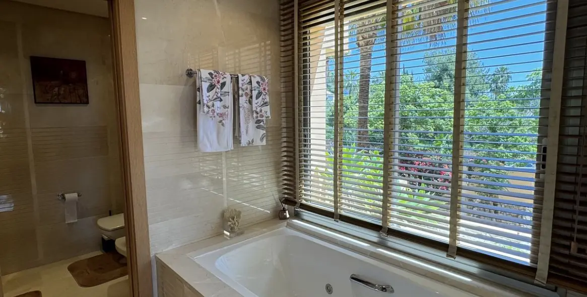 Sale of middle floor apartment in Sierra Blanca 8