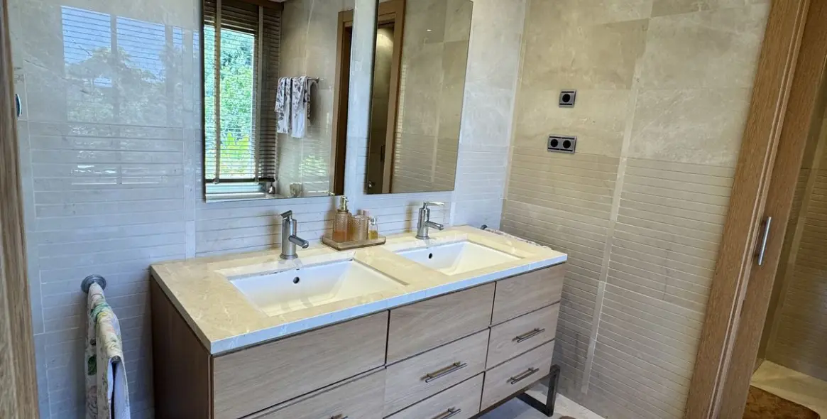 Sale of middle floor apartment in Sierra Blanca 9