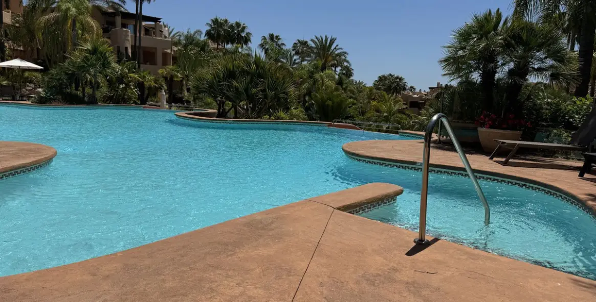 Sale of middle floor apartment in Sierra Blanca 11