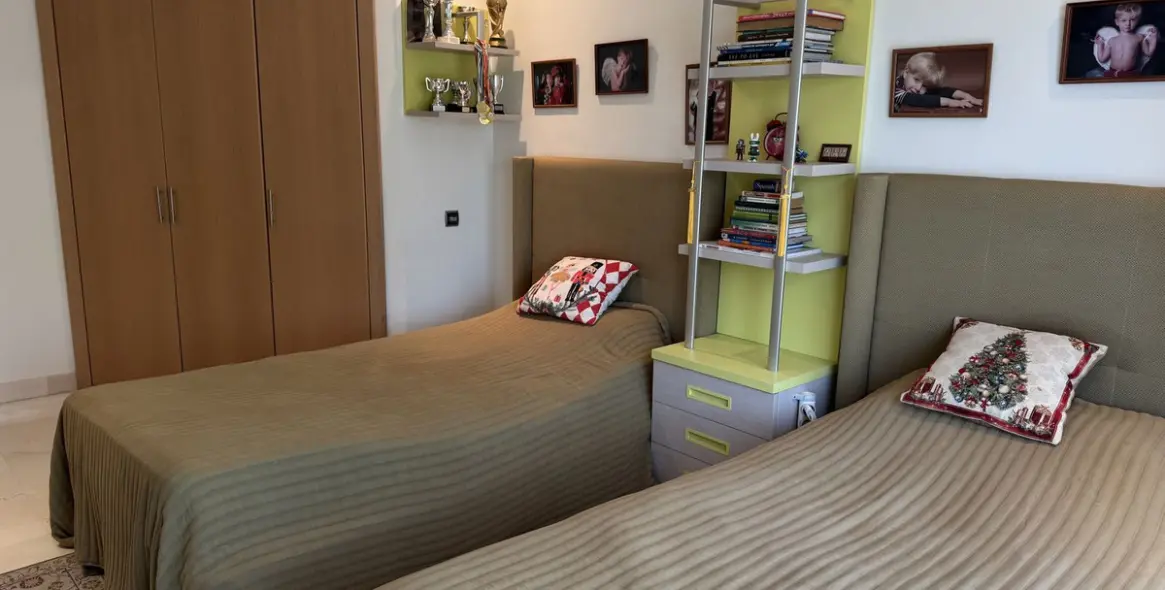 Sale of middle floor apartment in Sierra Blanca 12