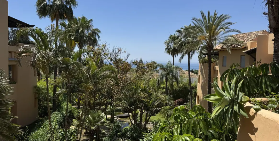 Sale of middle floor apartment in Sierra Blanca 14