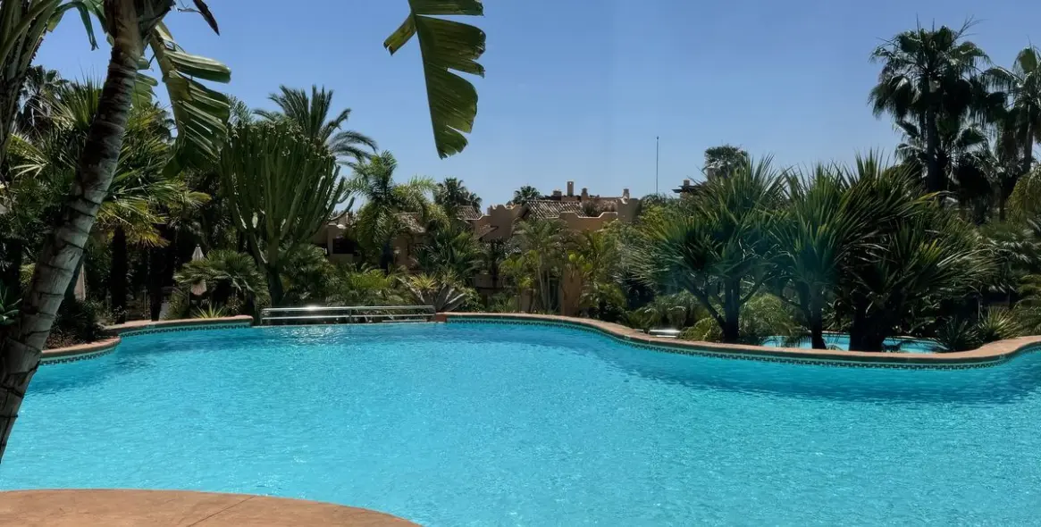 Sale of middle floor apartment in Sierra Blanca 19
