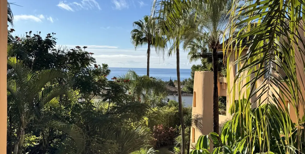 Sale of middle floor apartment in Sierra Blanca 20