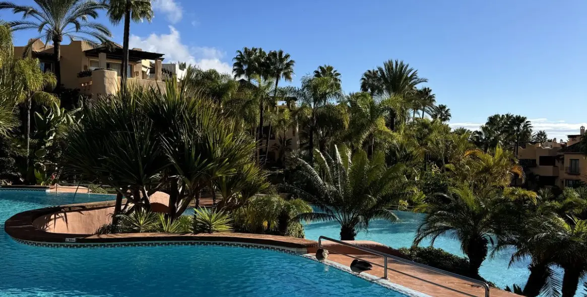 Sale of middle floor apartment in Sierra Blanca 21