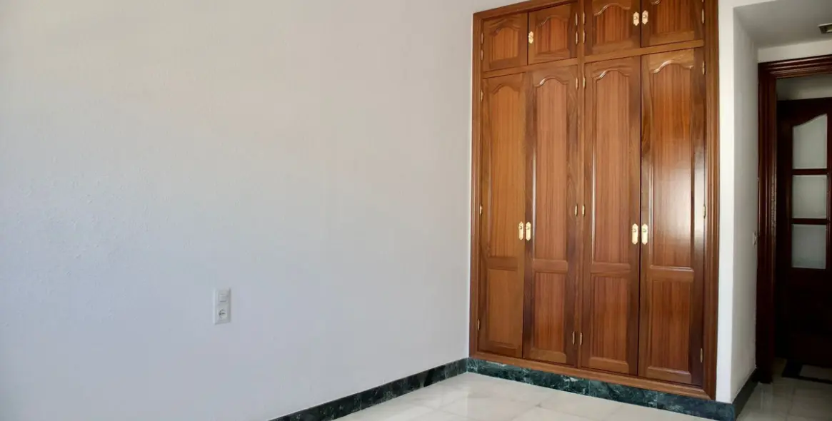 Долгосрочная аренда апартаментов на среднем этаже в Estepona 12