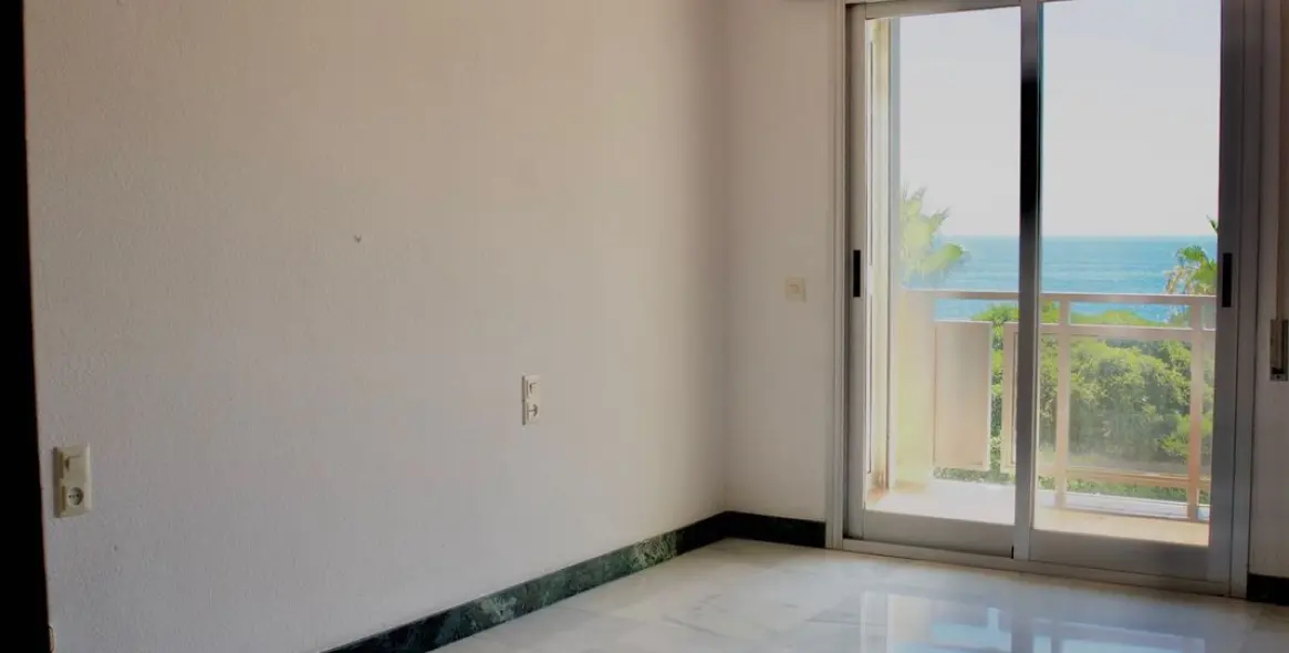 Долгосрочная аренда апартаментов на среднем этаже в Estepona 18