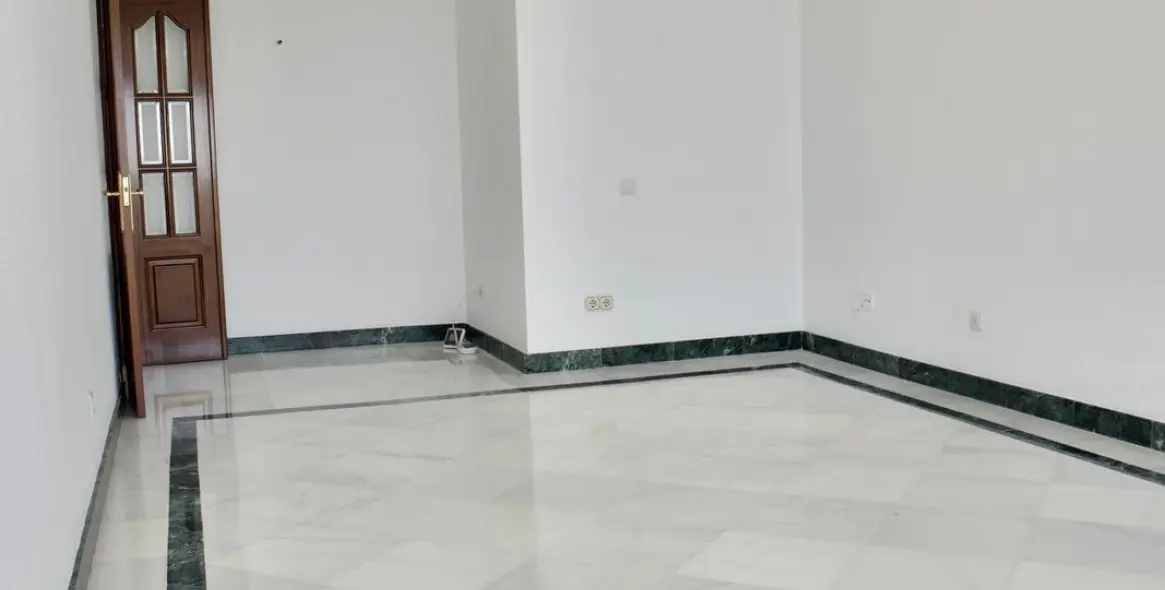 Долгосрочная аренда апартаментов на среднем этаже в Estepona 22