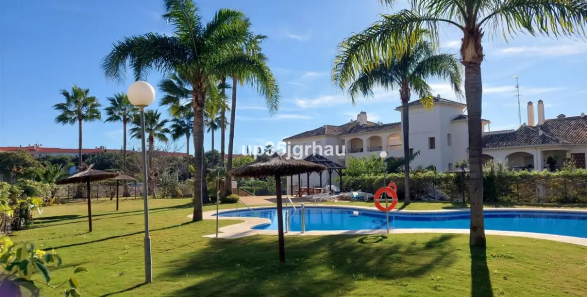 Sale of ground floor apartment in Estepona 18