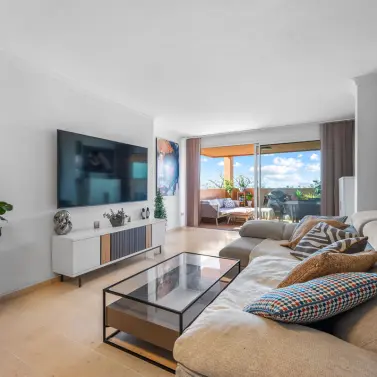 Продажа апартаментов на среднем этаже в Elviria