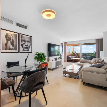 Продажа апартаментов на среднем этаже в Elviria