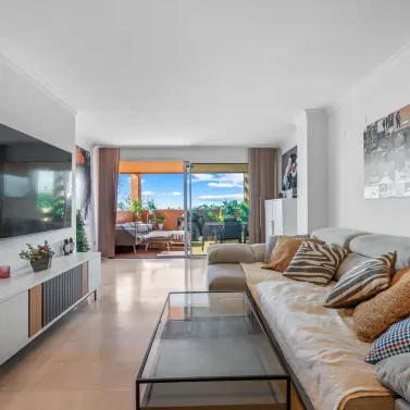 Продажа апартаментов на среднем этаже в Elviria