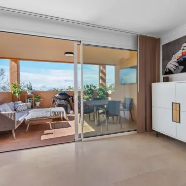 Продажа апартаментов на среднем этаже в Elviria