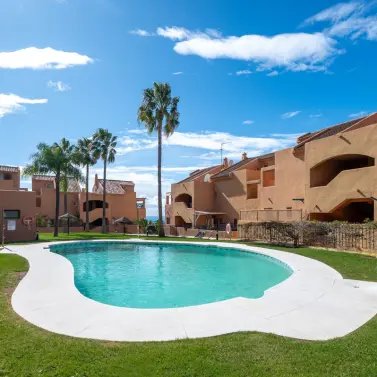 Venta de apartamento en planta media en Elviria