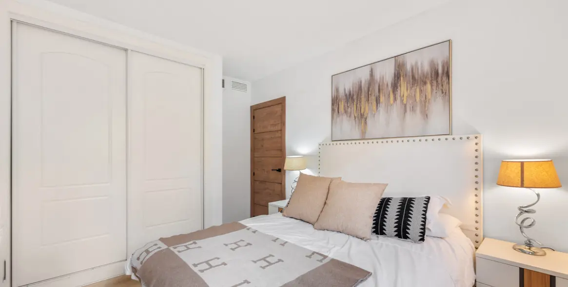 Продажа апартаментов на среднем этаже в Elviria 17