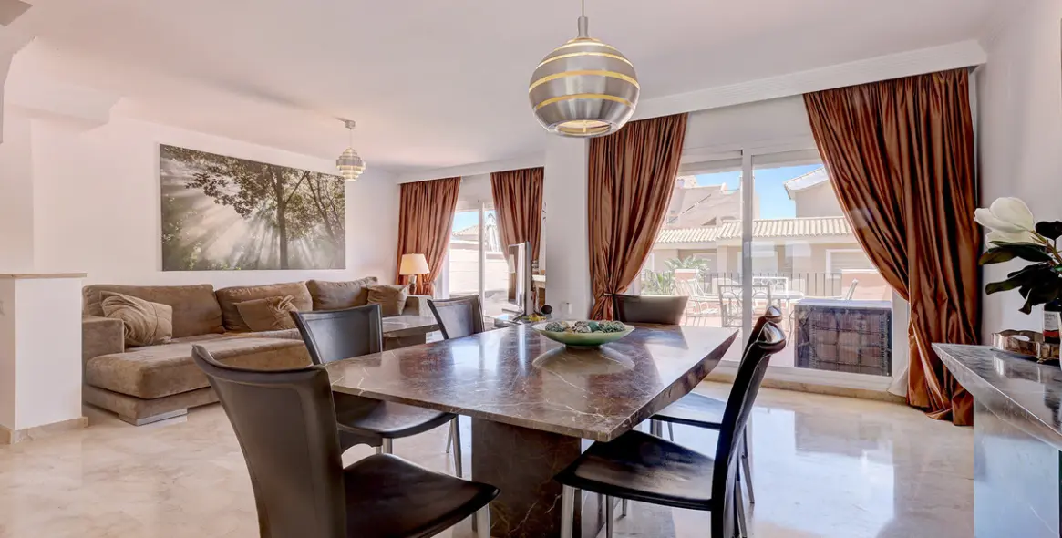 Sale of townhouse in La Duquesa 5