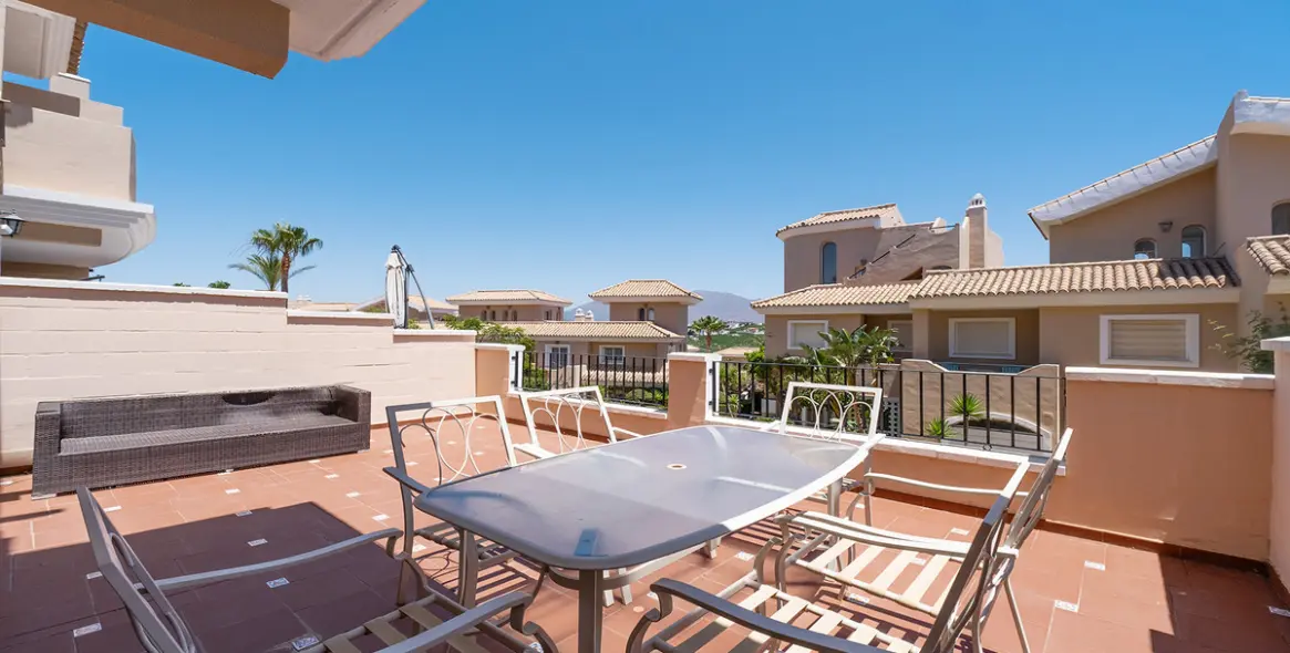 Sale of townhouse in La Duquesa 9