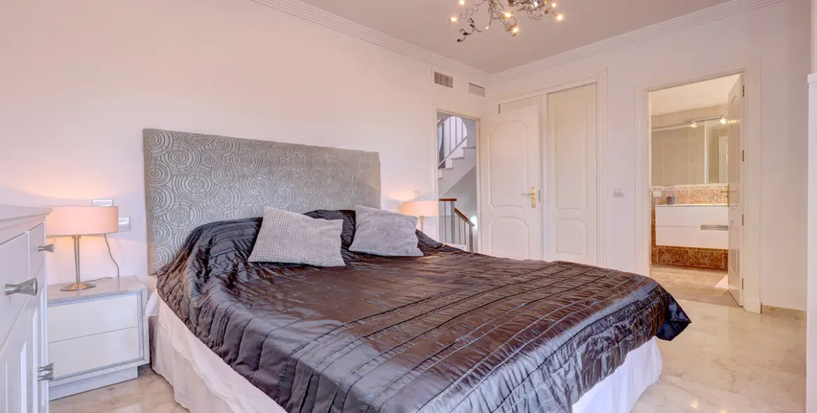 Sale of townhouse in La Duquesa 13