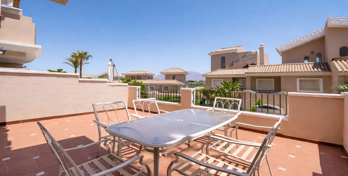 Sale of townhouse in La Duquesa 25