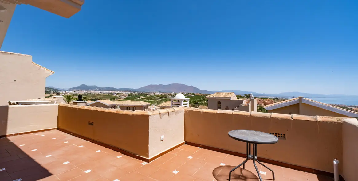 Sale of townhouse in La Duquesa 30