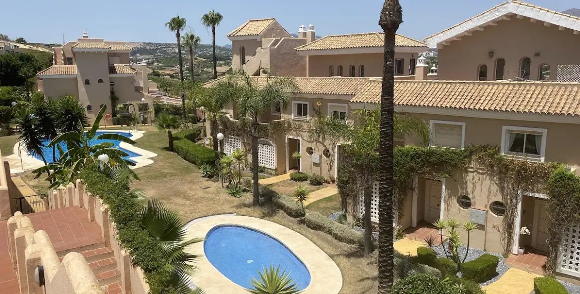 Sale of townhouse in La Duquesa 31