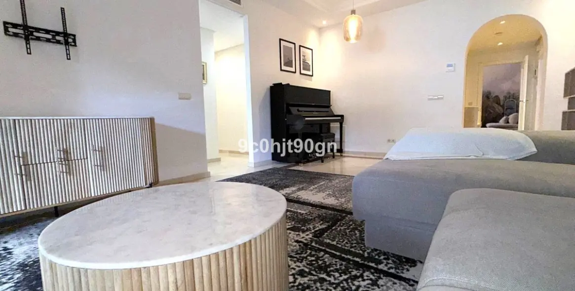Venta de apartamento en planta media en Elviria 2