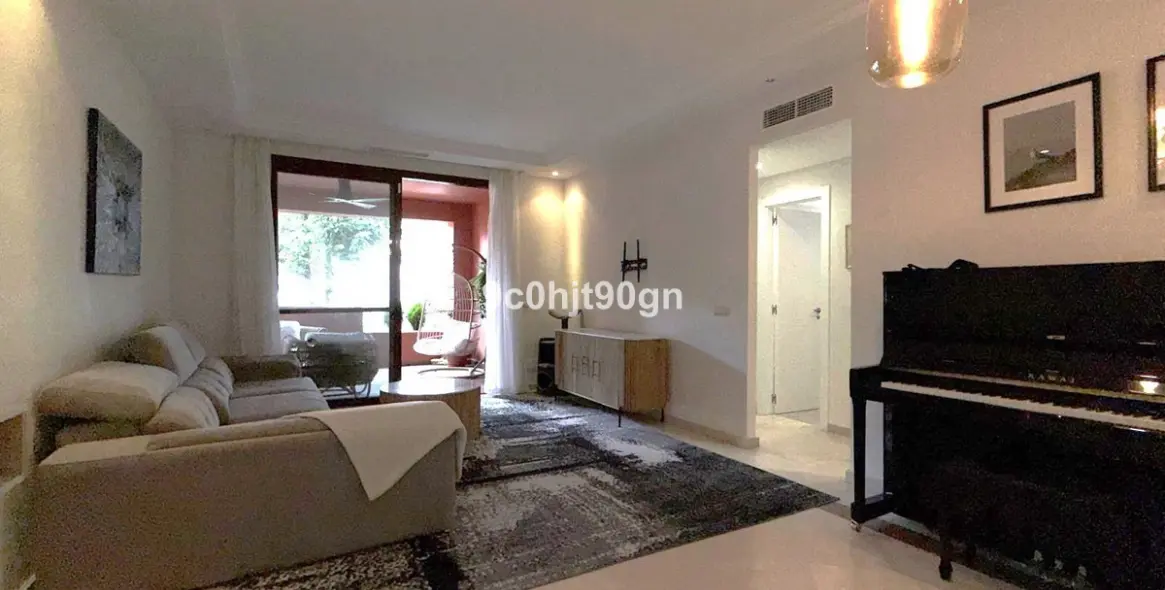 Venta de apartamento en planta media en Elviria 3