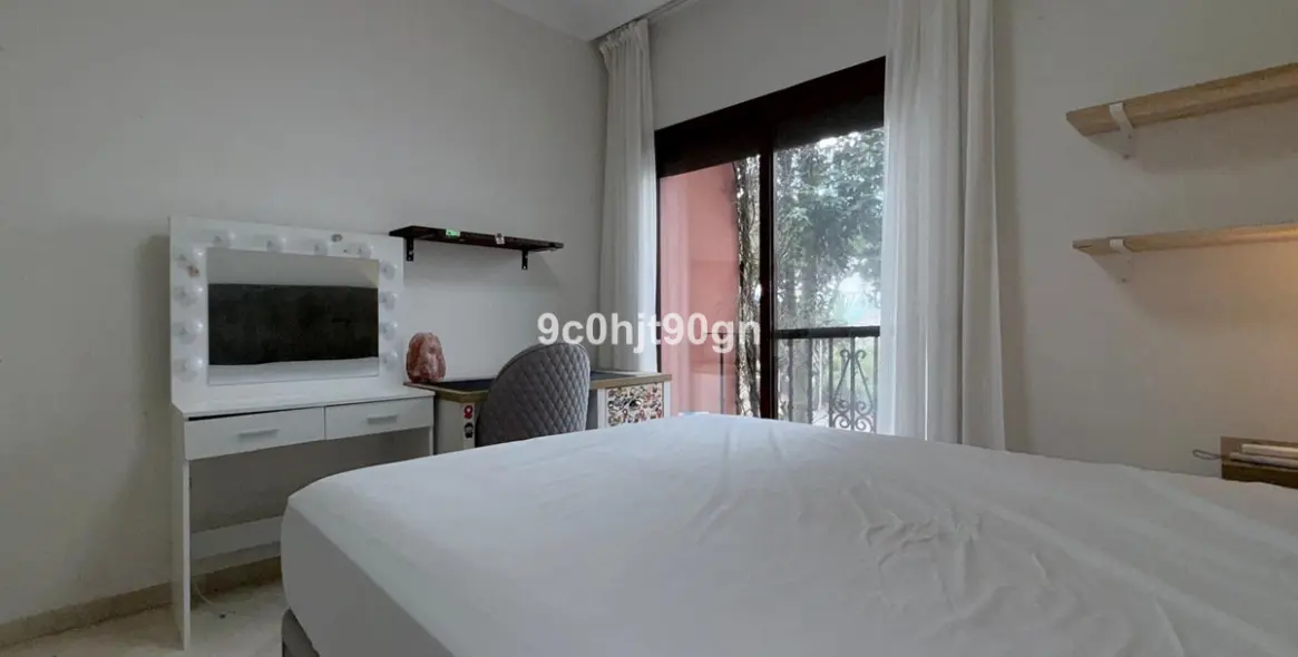 Venta de apartamento en planta media en Elviria 8
