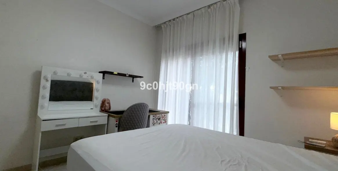 Venta de apartamento en planta media en Elviria 12