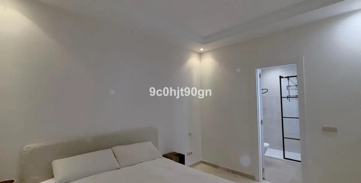 Venta de apartamento en planta media en Elviria 17