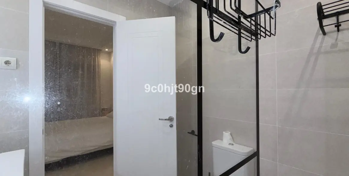 Venta de apartamento en planta media en Elviria 25
