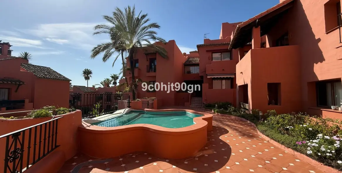Venta de apartamento en planta media en Elviria 28