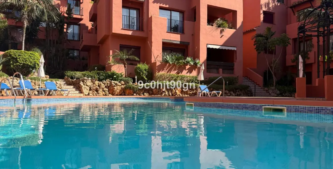Venta de apartamento en planta media en Elviria 35