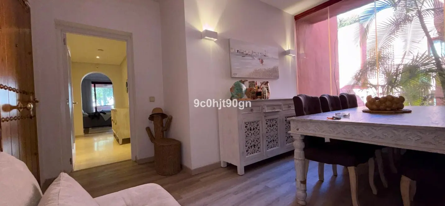Sale of middle floor apartment in Elviria 2