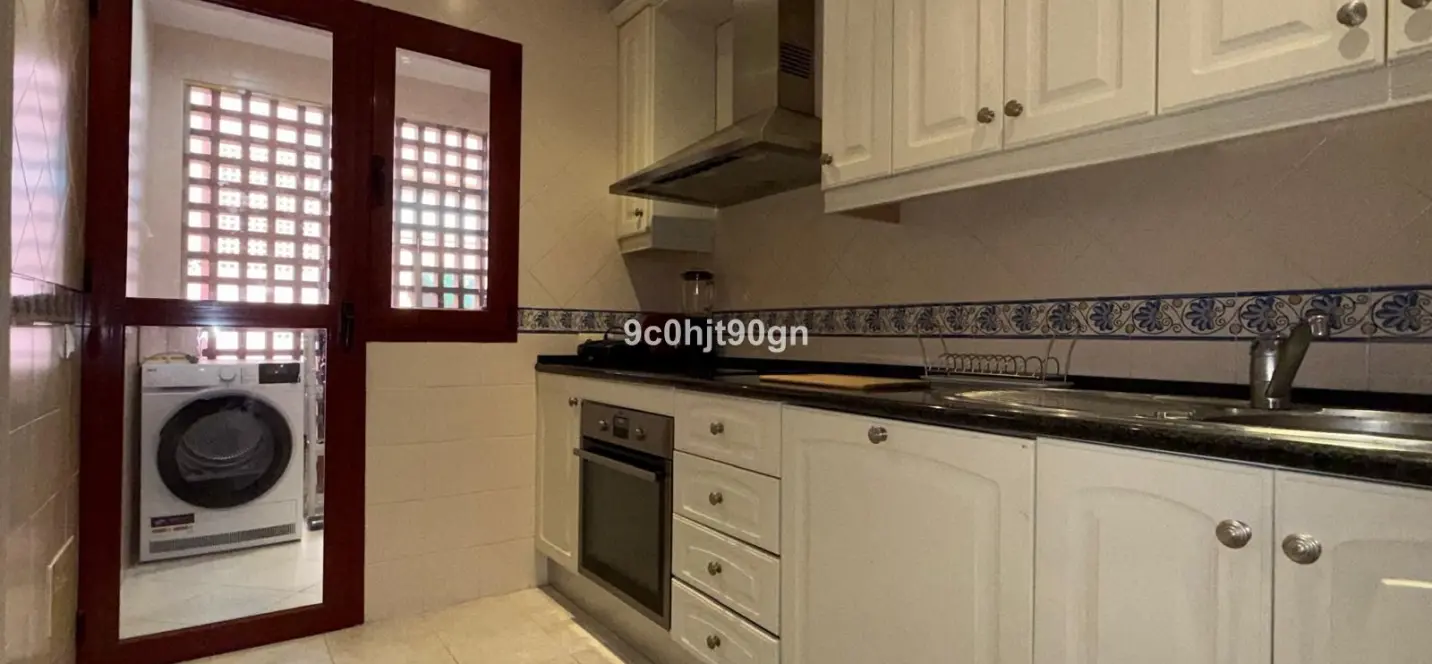 Sale of middle floor apartment in Elviria 4