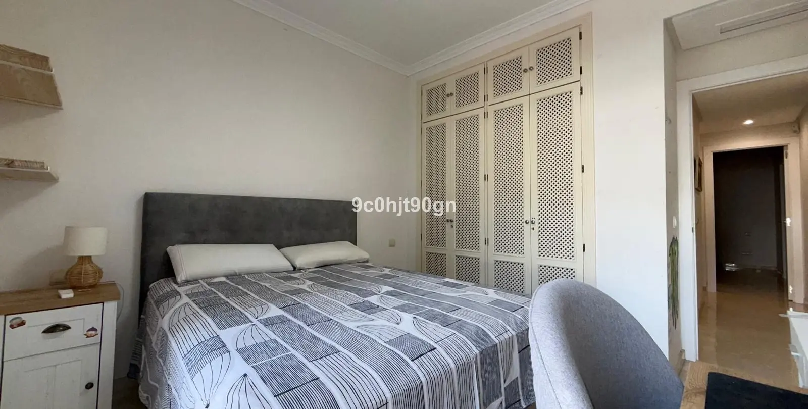 Sale of middle floor apartment in Elviria 13