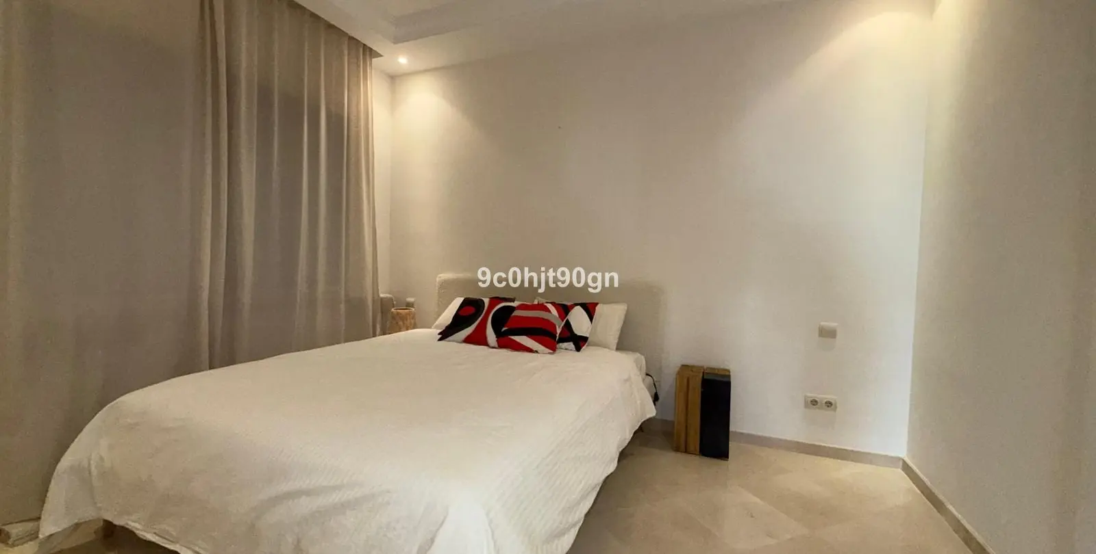Sale of middle floor apartment in Elviria 22