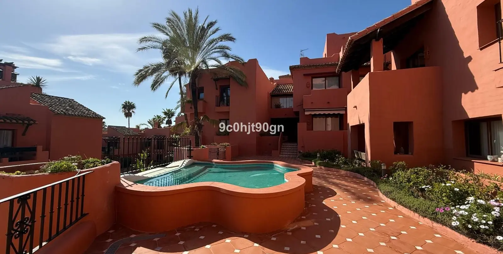 Sale of middle floor apartment in Elviria 28
